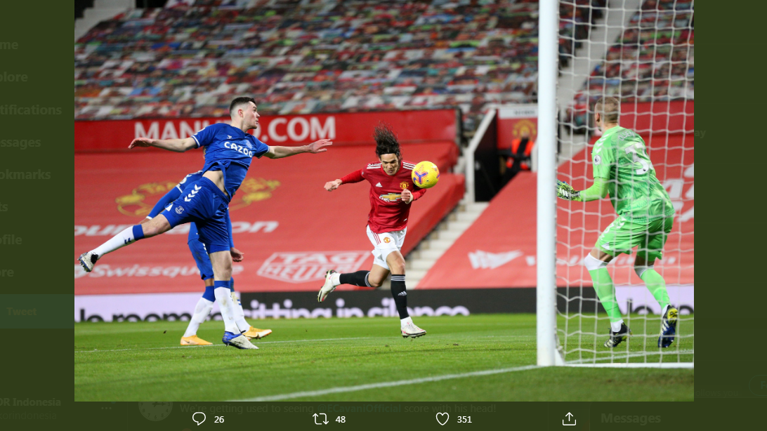 Penyerang Manchester United, Edinson Cavani, mencetak gol sundulan ke gawang Everton.