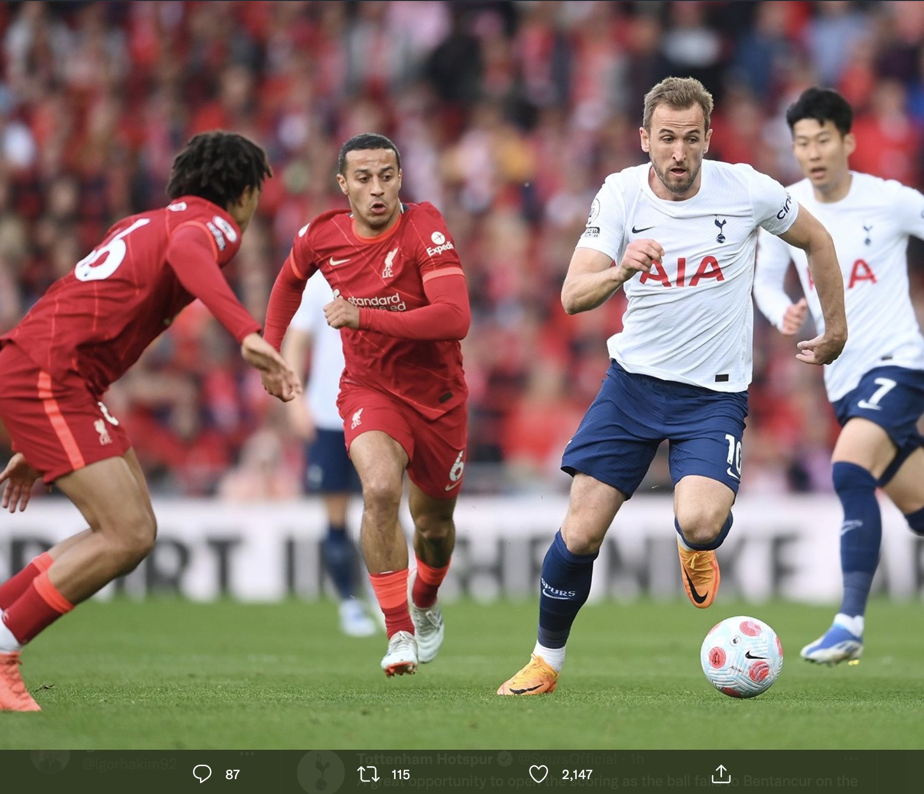 Striker Tottenham Hotspur, Harry Kane, dalam pengawalan para pemain Liverpool FC, Minggu (8/5/2022) dini hari WIB.