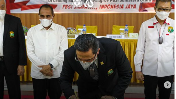 Ketua Umum PP PBSI, Agung Firman Sampurna (menunduk, berjas hitam), menandatangani prasasti peresmian Pelatnas Wilayah INdonesia Barat di Medan, Sumatera Utara.