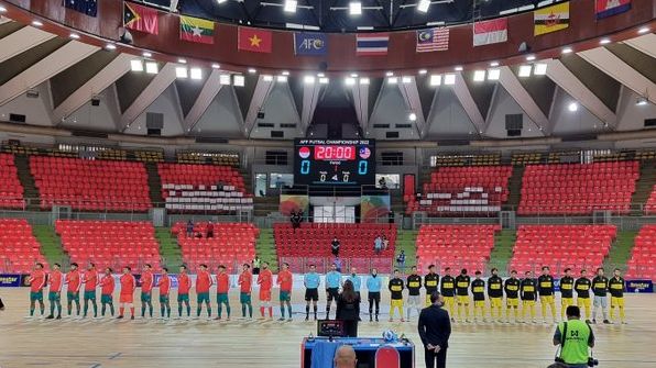 Para pemain timnas futsal Indonesia (jaket merah) dan Malaysia berbaris sebelum bertanding di Stadion Huamark Indoor, Bangkok, Thailand, pada Piala AFF Futsal 2022, 4 April 2022