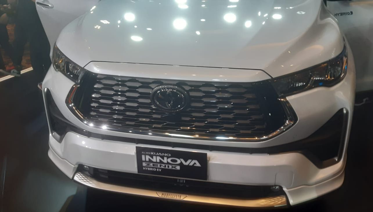 All New Toyota Kijang Zenix Hybrid bagian grille.