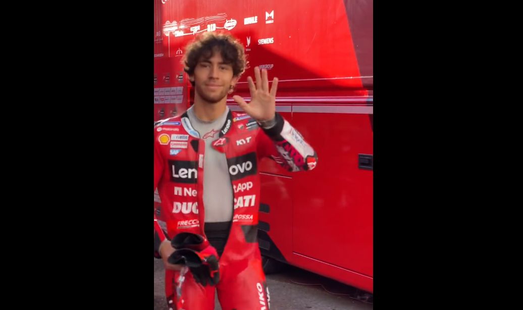 Enea Bastianini kali pertama memakai racing suit tim pabrikan Ducati Lenovo saat digelarnya tes MotoGP di Valencia, Spanyol, 8 November 2022.