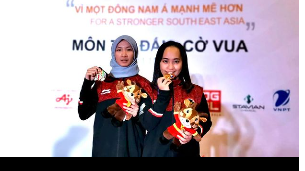 Umi Fisabilillah (kiri) dan Chelsie Monica Sihite sukses menyabet medali emas catur kilat tim pada SEA Games Hanoi 2021.
