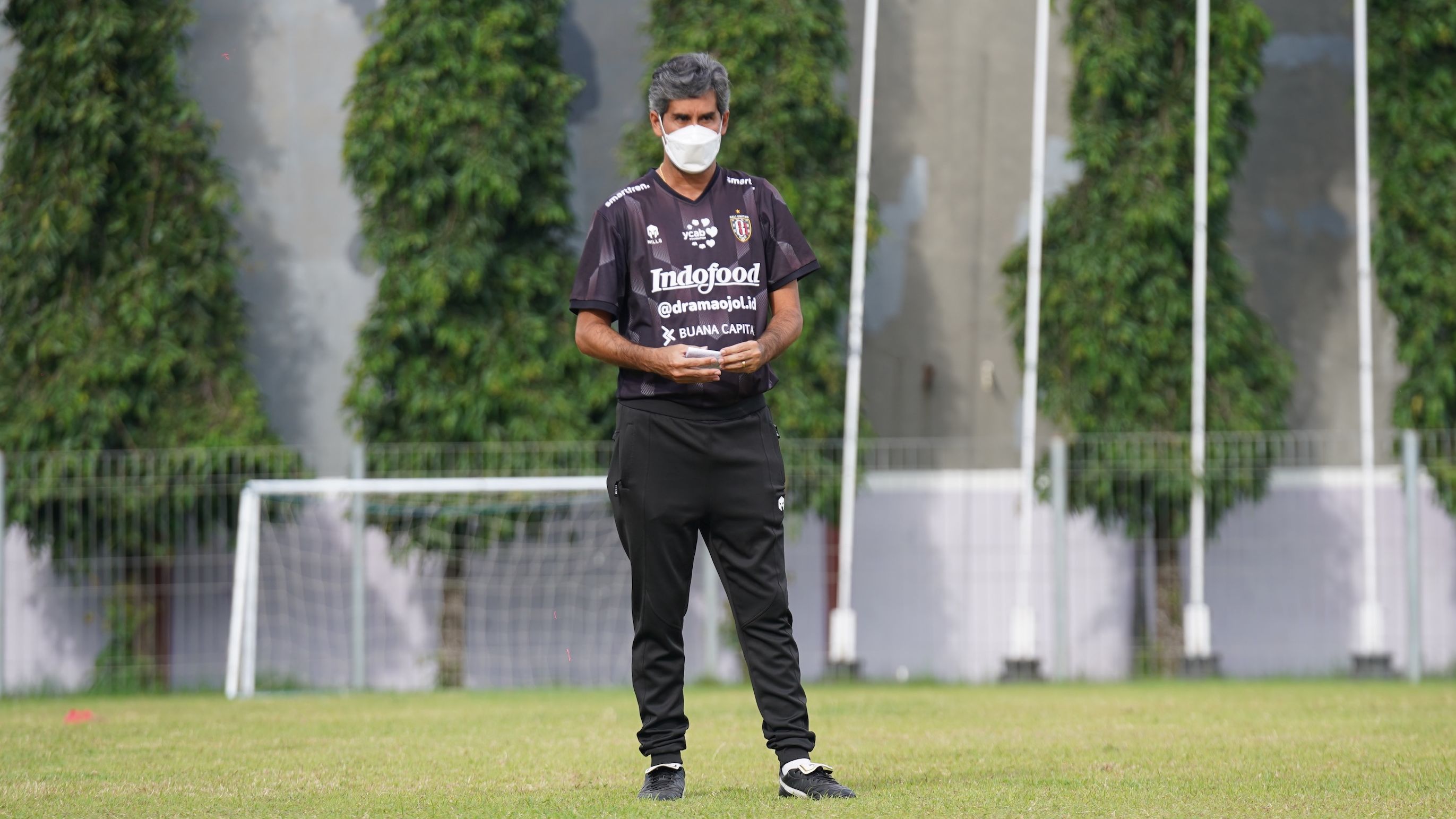 Pelatih Bali United, Stefano Cugurra, saat memimpin sesi latihan anak asuhnya di Lapangan Banteng, Seminyak, Selasa (29/3/2022). 
