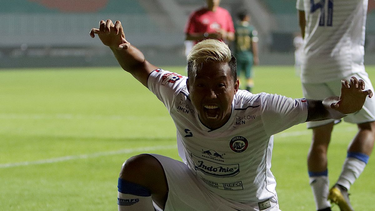 Penyerang Arema FC, Kushedya Hari Yudo, merayakan golnya dengan gaya singa mengaum pada Maret 2020.