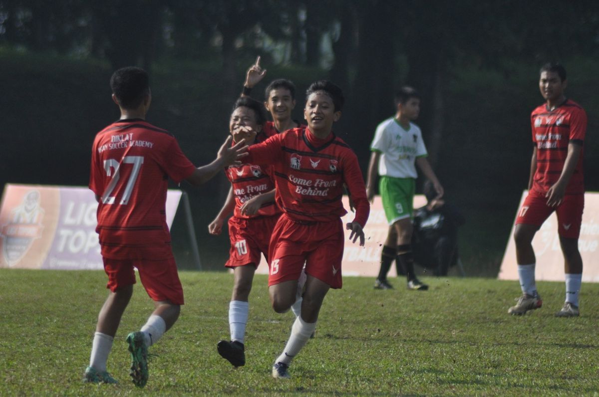 Selebrasi pemain Diklat ISA usai menciptakan gol ke gawang Sukmajaya pada lanjutan laga Liga TopSkor U-14 2022-2023.