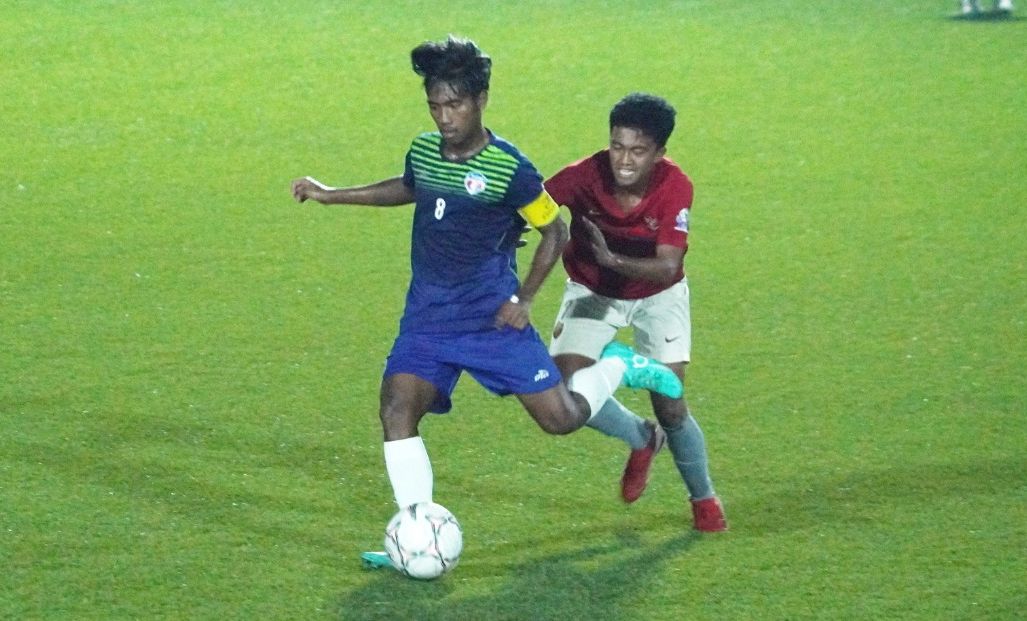 Gelandang TSI Jakarta, Amirul Amin saat berduel dengan pemain Bina Sentra di laga penyisihan grup C TopSkor Cup Nasional 2022.