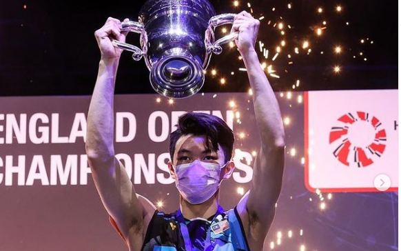 Tunggal putra Malaysia, Lee Zii Jia, mengangkat trofi juara All England 2021 pada Minggu (21/3/2021).