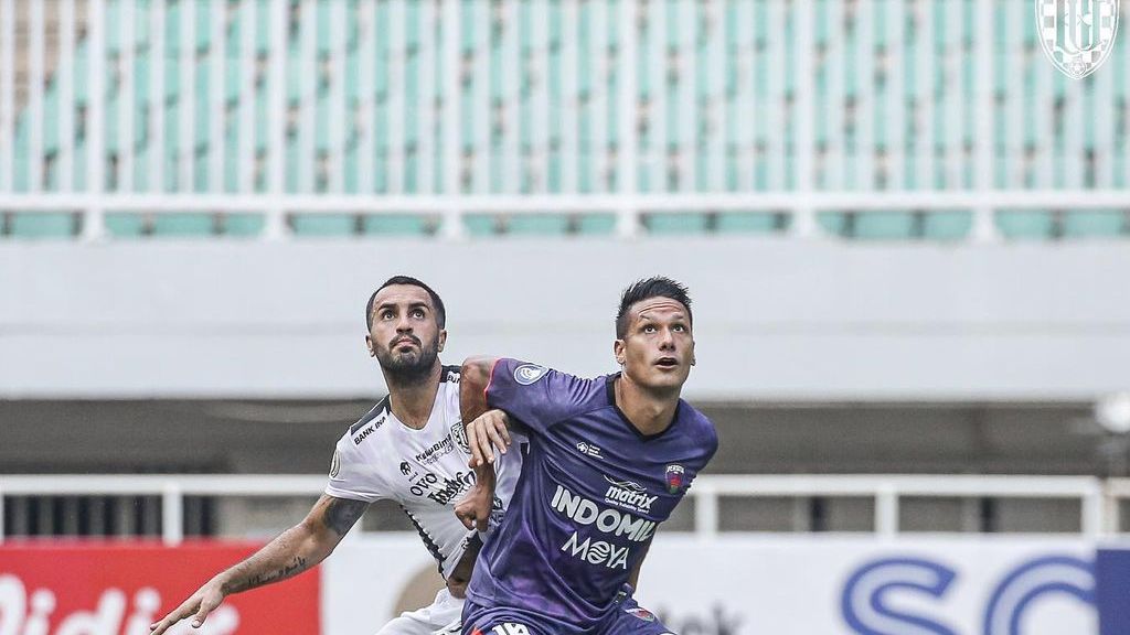 Rafael Maitimo (kanan) berduel dengan gelandang Bali United, Brwa Nouri, Jumat (24/9/2021) sore.