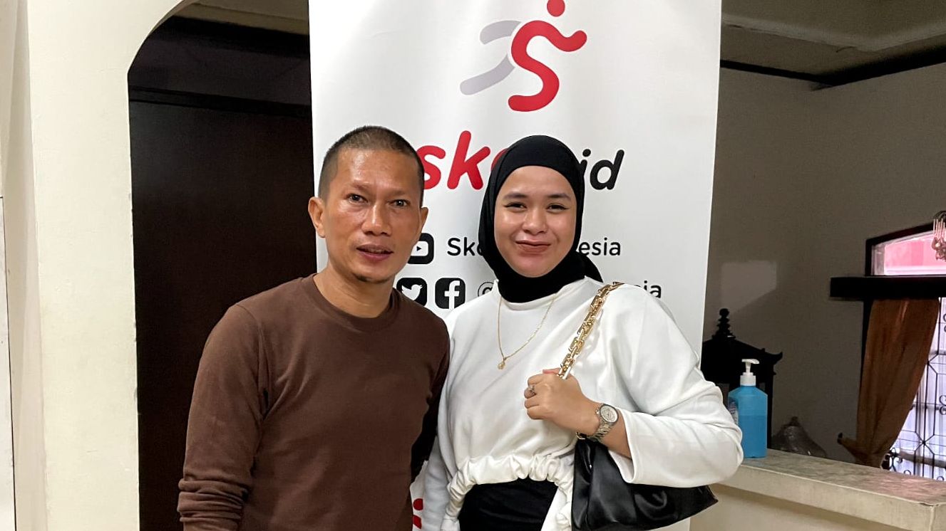 Pemain senior Persija Jakarta, Ismed Sofyan, bersama sang istri, Nurul Fazira, saat berkunjung ke Kantor Skor Indonesia di Jakarta, 21 Juni 2022.