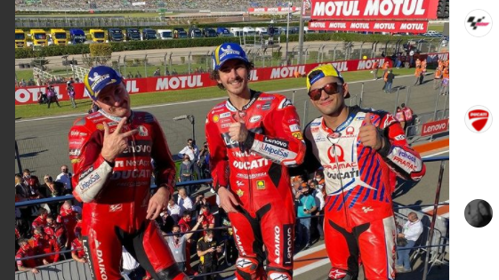 Jack Miller, Francesco Bagnaia, dan Jorge Martin (dari kiri ke kanan) saat menginjakkan kaki di podium MotoGP Valencia 2021.