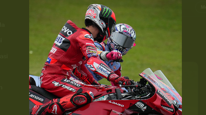 Francesco Bagnaia (kiri) dan Enea Bastianini mempertontonkan duel sengit pada MotoGP Malaysia 2022.