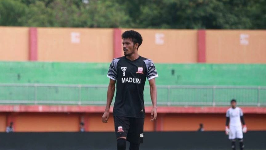 Alfin Tuasalamony saat berlatih bersama Madura United pada 2020, setelah resmi dipinjamkan Arema FC.