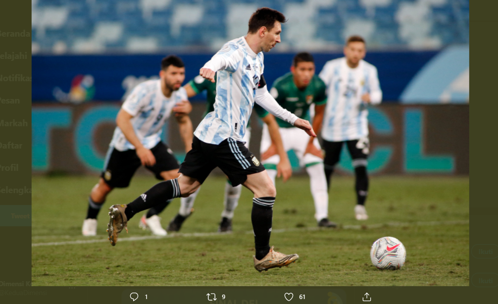 Bintang Argentina, Lionel Messi, mencetak gol ke gawang Bolivia lewat titik penalti, Selasa (29/6/2021).