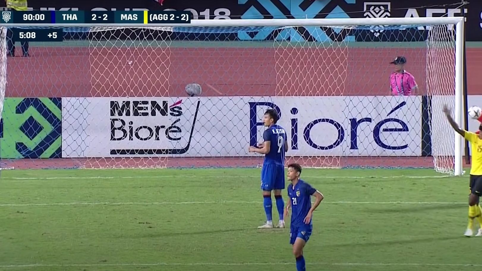 Momen ketika Adisak Kraisorn gagal mengeksekusi penalti lawan Malaysia di semifinal Piala AFF 2018.
