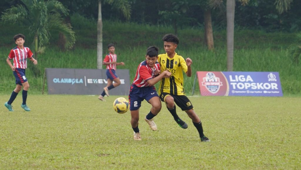 Farama Tunas Asa (merah) berhasil mengalahkan KSM Panongan (kuning) pada laga pekan ke-10 Liga TopSkor U-15 2022-2023.