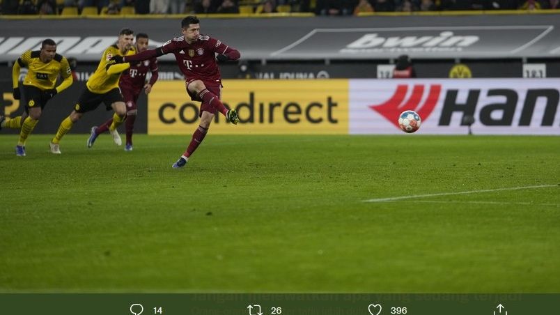 Penyerang Bayern Munchen, Robert Lewandowski, saat mencetak gol dari penalti ke gawang Borussia Dortmund, Minggu (5/12/2021) dini hari WIB.