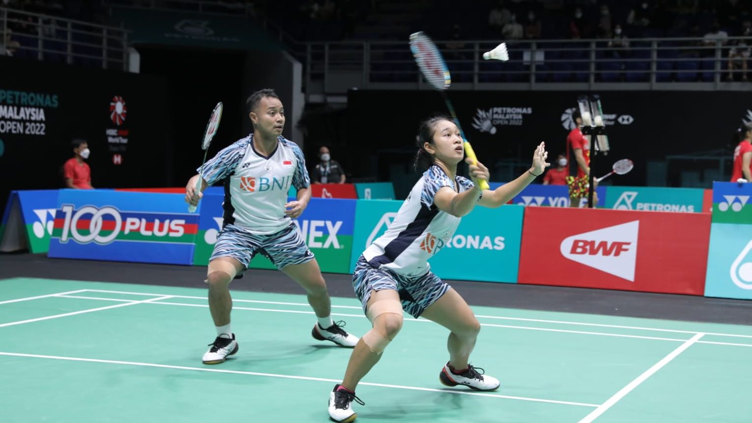 Aksi ganda campuran Indonesia, Rehan Naufal Kusharjanto/Lisa Ayu Kusumawati, saat tampil pada laga babak pertama Malaysia Open 2022 yang digelar di Axiata Arena, Kuala Lumpur pada Selasa (28/6/2022).