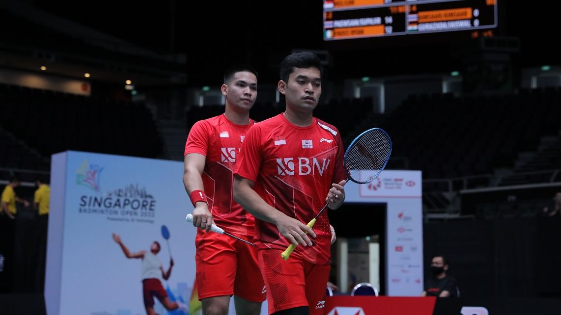 Ganda putra Indonesia, Leo Rolly Carnando/Daniel Marthin, saat tampil pada babak pertama Singapore Open 2022 yang digelar di Singapore Indoor Stadium pada Selasa (12/7/2022).