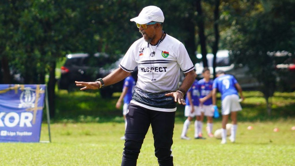 Ekspresi pelatih Cibinong Raya, Juman Palupessy saat memberikan arahan di Liga TopSkor U-13 2022-2023.