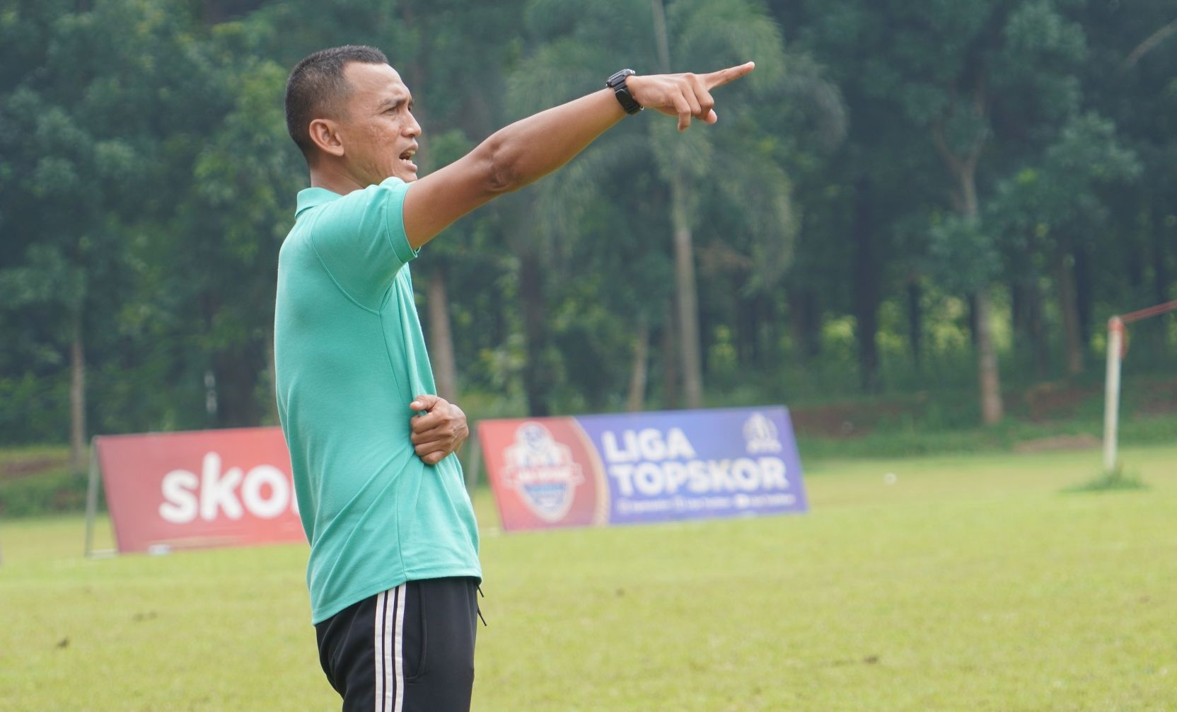 Pelatih Guns Soccer, Imam Nugraha sedang memberikan arahan kepada para pemainnya di Liga TopSkor U-14 2022-2023.