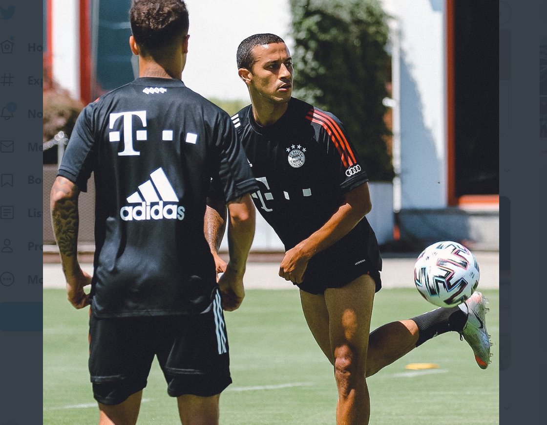 Pemain Bayern Munchen, Thiago Alcantara (kanan), saat sedang menjalani sesi latihan.