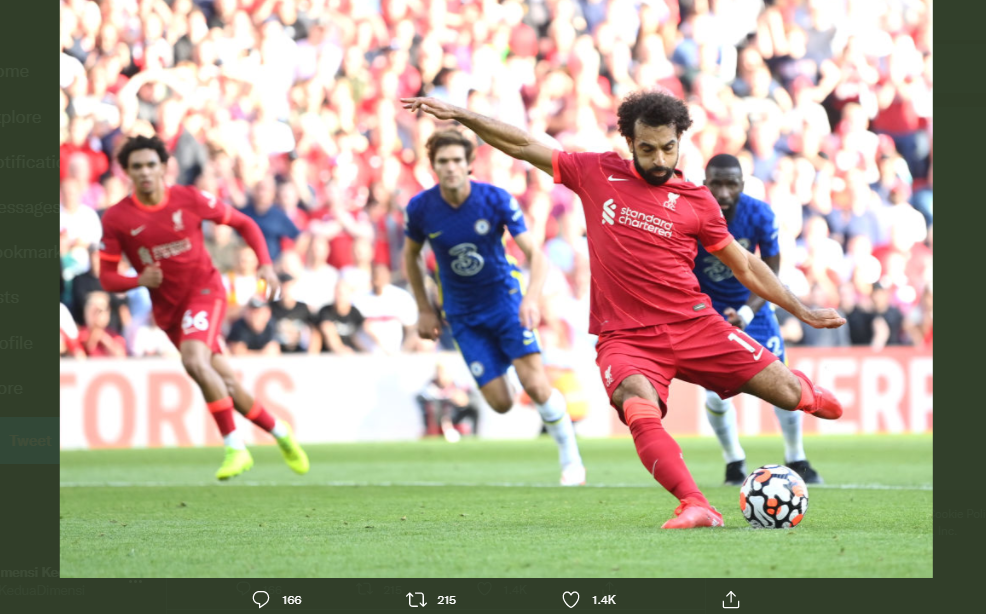 Eksekusi penalti Mohamed Salah yang berbuah gol untuk Liverpool saat melawan Chelsea di Liga Inggris.
