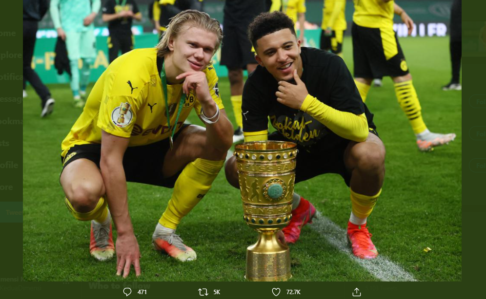 Dua pemain Borussia Dortmund, Erling Haaland dan Jadon Sancho (ki-ka) berfoto dengan trofi DFB-Pokal.
