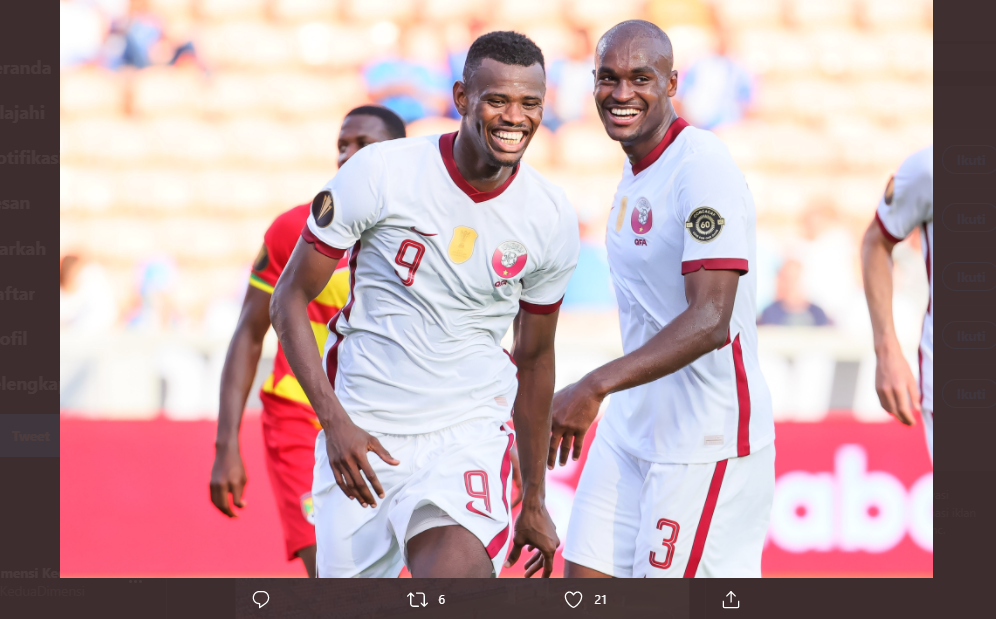 Mohammed Muntari dan Hasan Fadlalla (ki-ka) merayakan gol Qatar ke gawang Grenada di Piala Emas CONCACAF 2021, Minggu (18/7/2021).