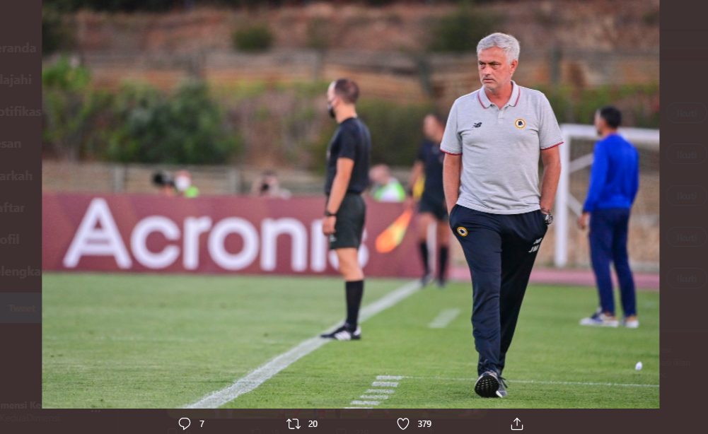 Pelatih AS Roma, Jose Mourinho, saat mendampingi timnya dalam laga uji coba kontra FC Porto, Kamis (29/7/2021).