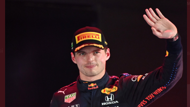 Max Verstappen melambaikan tangan usai menuntaskan seri GP Arab Saudi 2021.