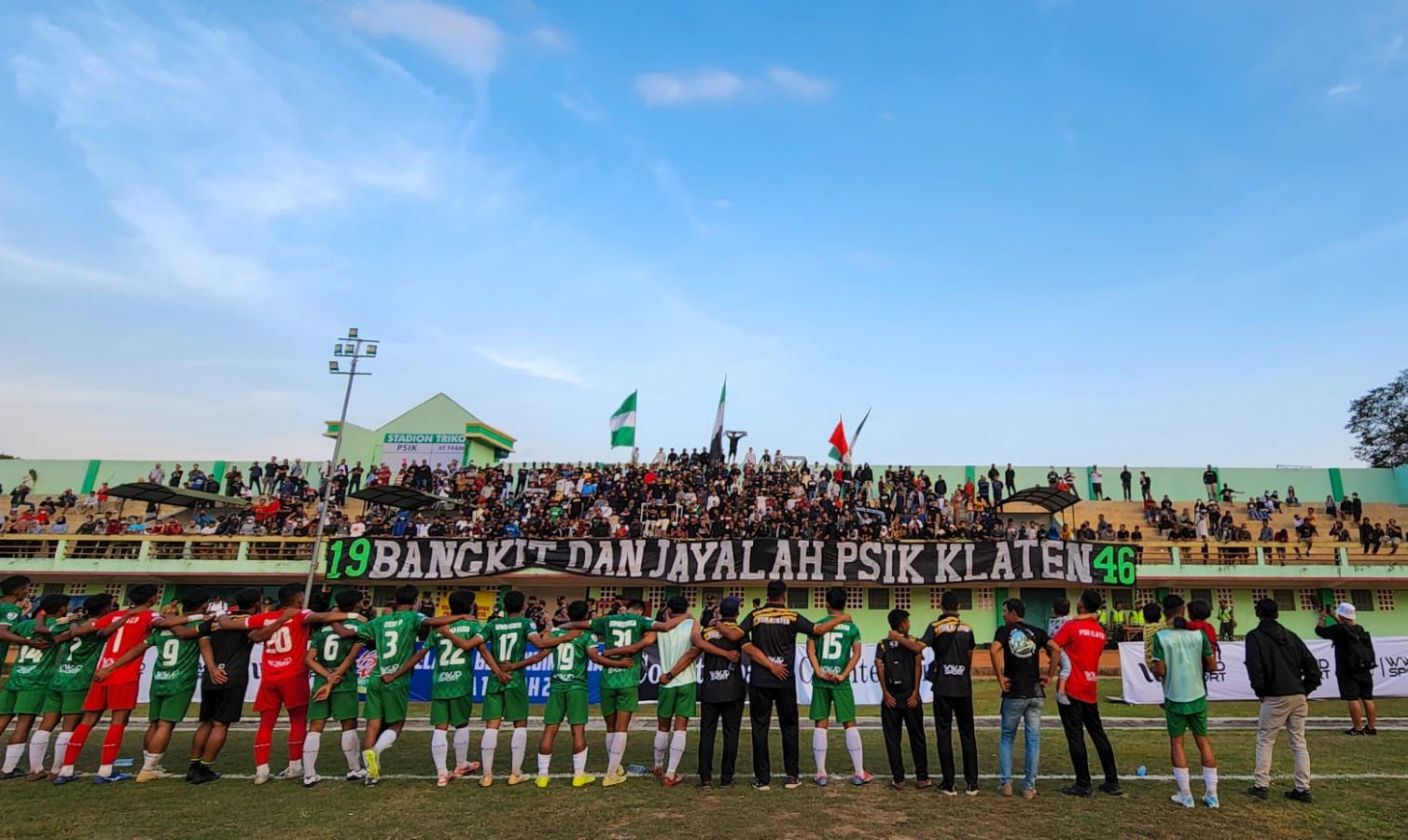 Para pemain, pelatih, dan staf ofisial PSIK Klaten saat menemui suporter yang telah memberikan dukungan pada laga lanjutan Grup F Liga 3 Zona Jawa Tengah melawan AT Farmasi di Stadion Trikoyo, Rabu (28/9/2022).