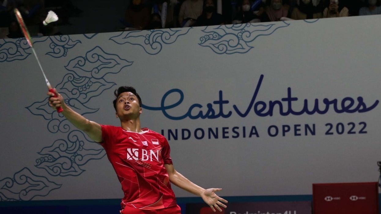 Aksi Anthony Sinisuka Ginting pada babak pertama Indonesia Open 2022 yang digelar di Istora Senayan, Jakarta pada Selasa (14/6/2022).