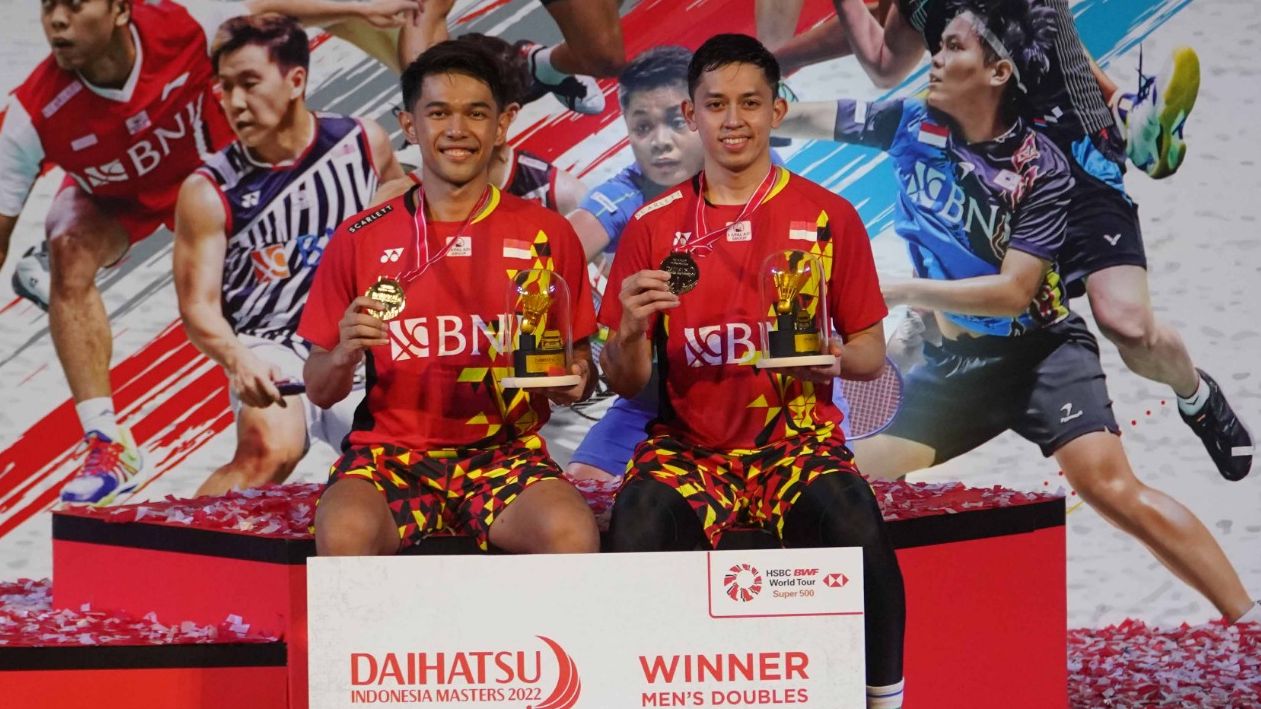 Fajar Alfian dan Muhammad Rian Ardianto berpose bersama sebagai juara ganda putra Indonesia Masters 2022 usai memenangi laga final yang digelar di Istora Senayan, Jakarta pada Minggu (12/6/2022).
