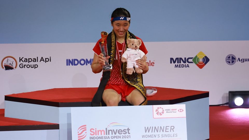 Tunggal putri Korea Selatan, An Se-young, berpose di podium setelah berhasil menjuara Indonesia Open 2021 yang menggelar laga final di Bali International Convention Centre & Westin Resort pada Minggu (28/11/2021).