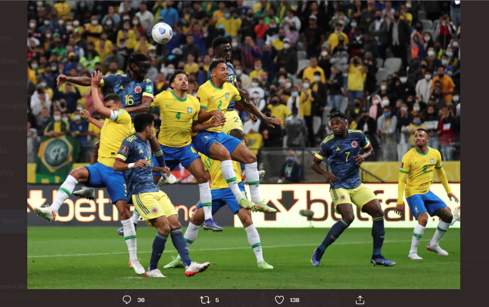 Para pemain Brasil dan Kolombia saat berduel udara di laga kualifikasi Piala Dunia 2022, Jumat (12/11/2021).