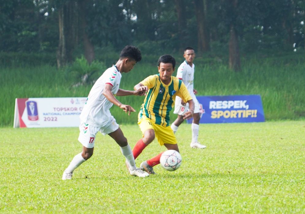 Pemain Bogor City (kanan) berusaha untuk melindungi bola dari hadangan pemain Garuda Kabonena (kiri) pada pertandingan TopSkor Cup Nasional U-18 2022