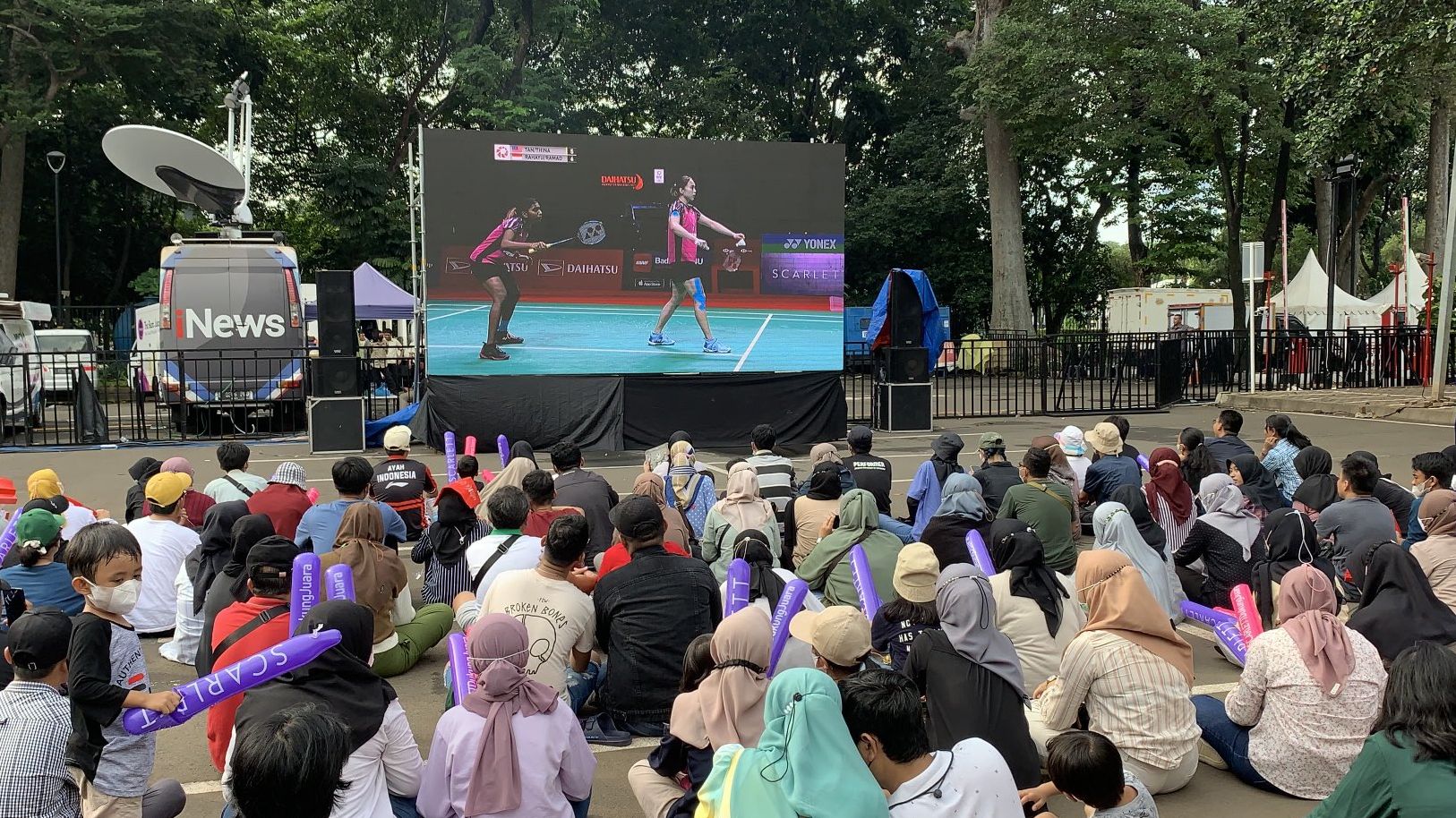 Suasana menonton pertandingan Indonesia Masters 2022 dari luar Istora Senayan lewat layar besar yang disediakan panitia penyelenggara.