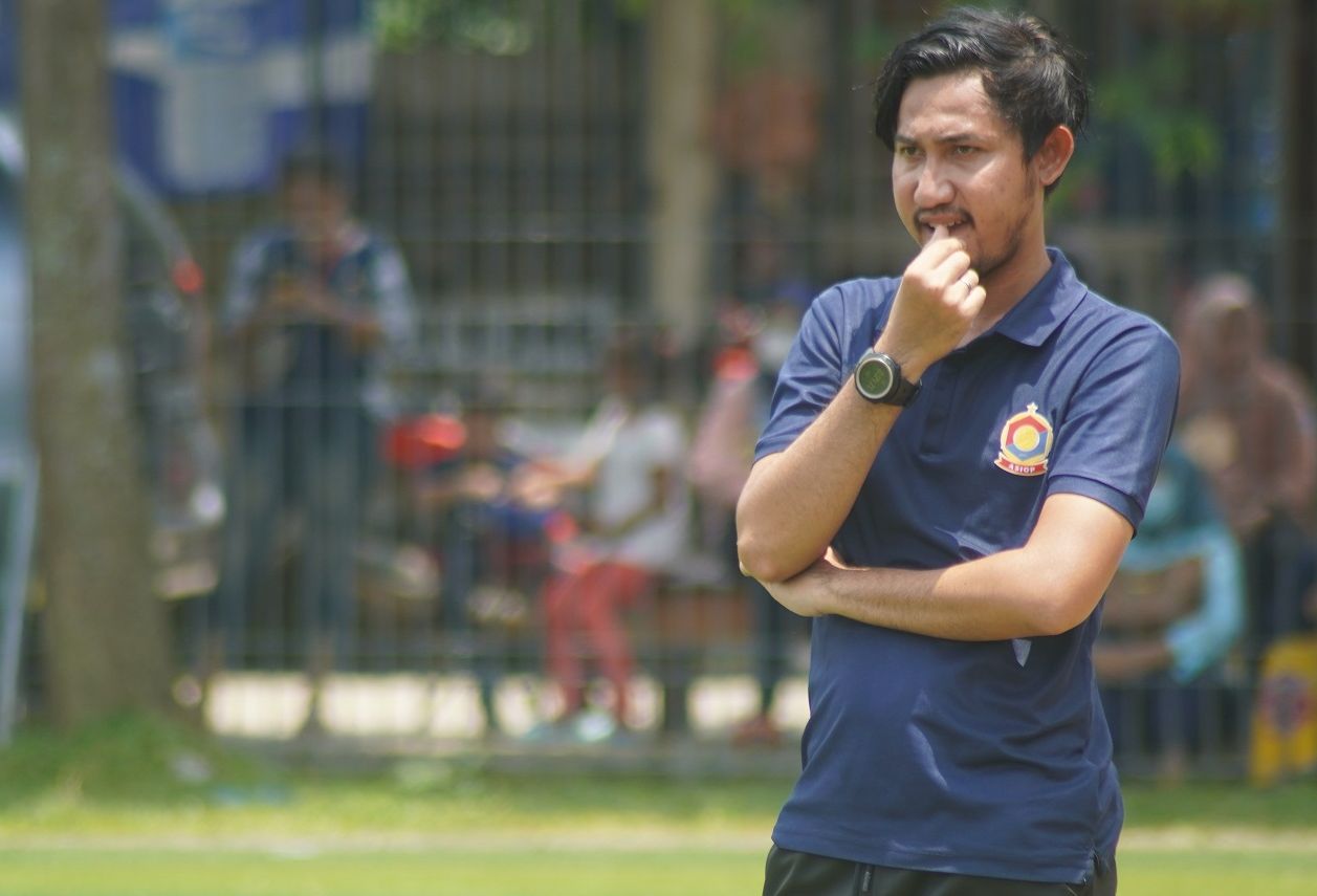 Pelatih ASIOP, Apridiawan saat mendampingin timnya di final Liga TopSkor U-15 musim 2021-2022.