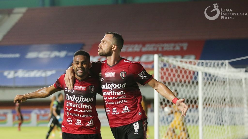Selebrasi duo pilar Bali United, Yabes Roni dan Ilija Spasojevic (kanan) seusai mencetak gol ke gawang Bhayangkara FC dalam laga Liga 1 2021-2022, 23 Oktober 2021.