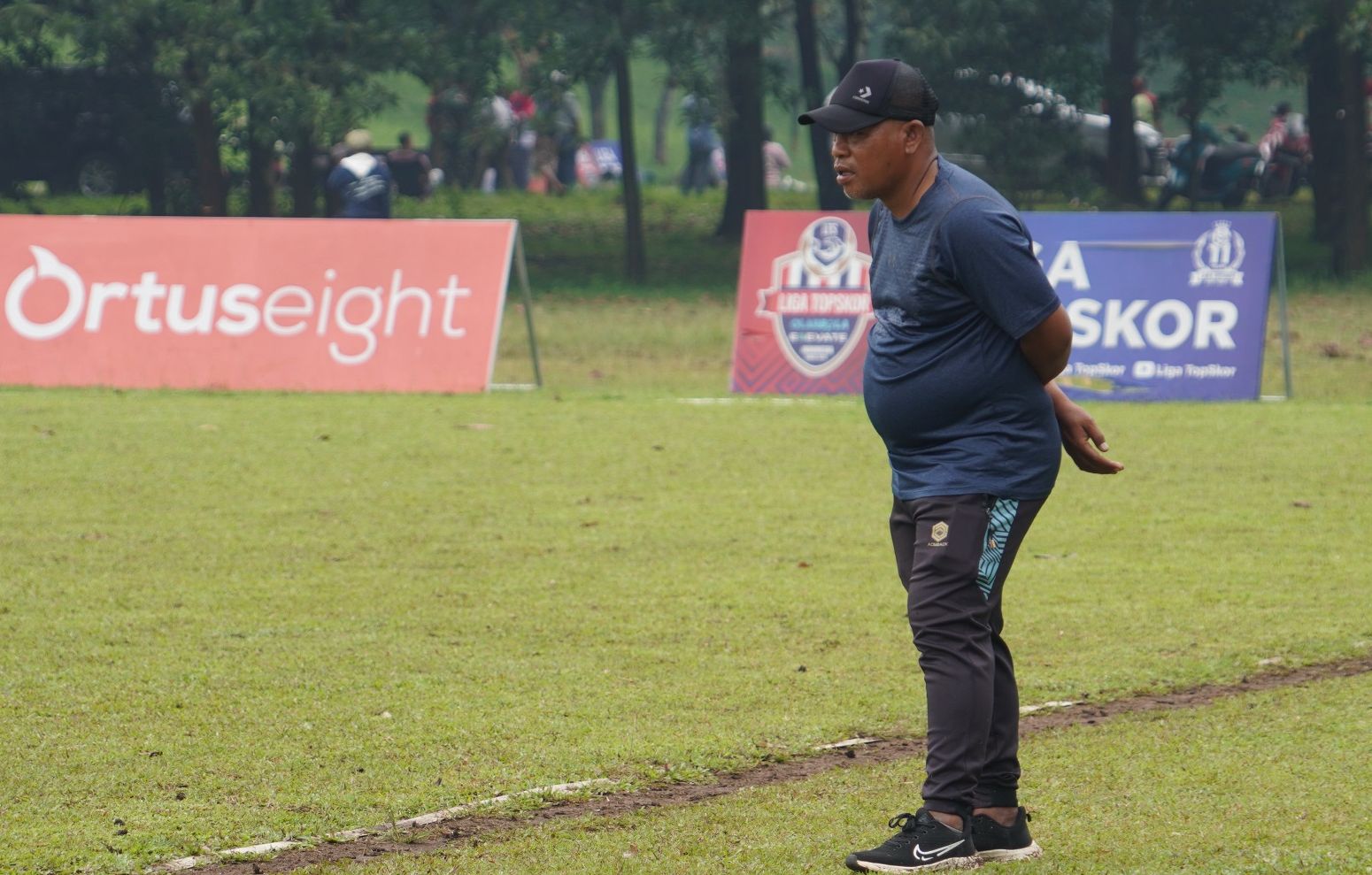 Pelatih Fass Junior,  Marhannes saat memimpin timnya mengalahkan Ocean Stars di Liga TopSkor U-14 2022-2023.