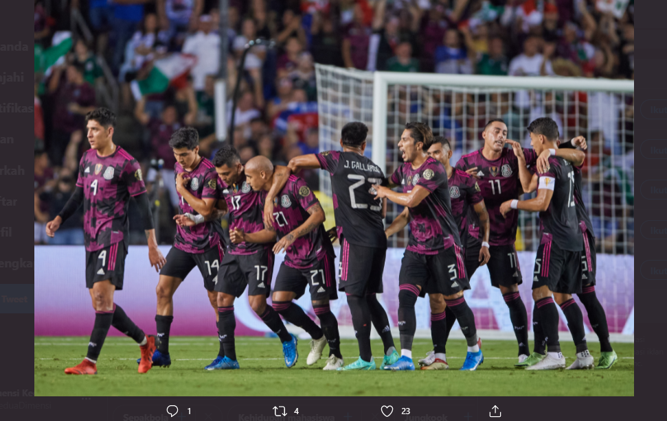 Para pemain Meksiko merayakan gol ke gawang El Salvador di Piala Emas CONCACAF 2021, Senin (19/7/2021).