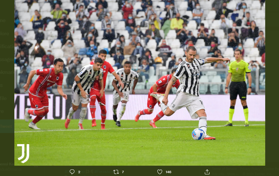 Leonardo Bonucci mencetak gol lewat titik penalti saat Juventus vs Sampdoria di Liga Italia, Minggu (26/9/2021).