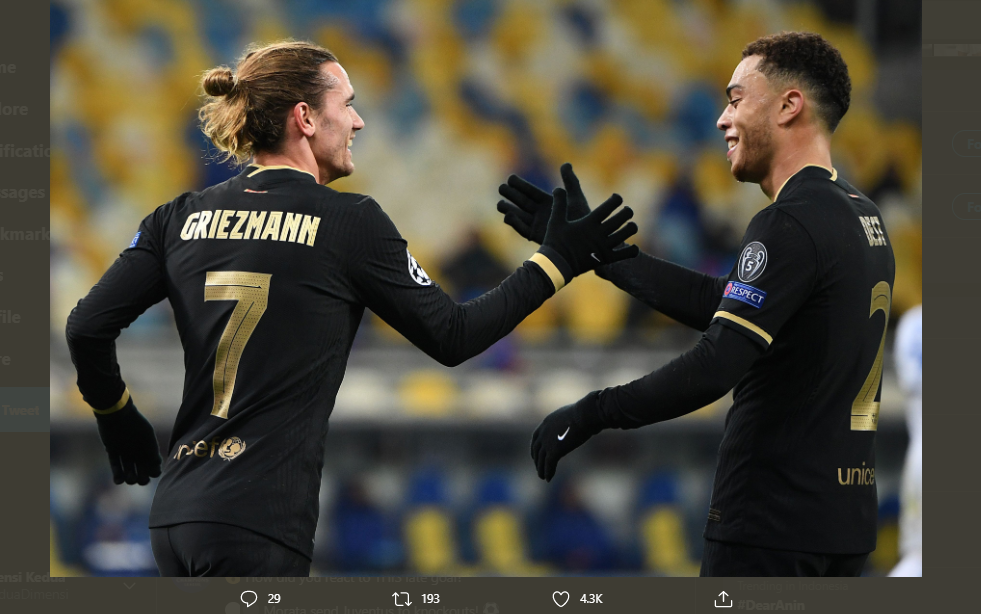 Dua punggawa Barcelona, Antoine Griezmann dan Sergino Dest, merayakan gol ke gawang Dynamo Kiev Selasa 24 November 2020.