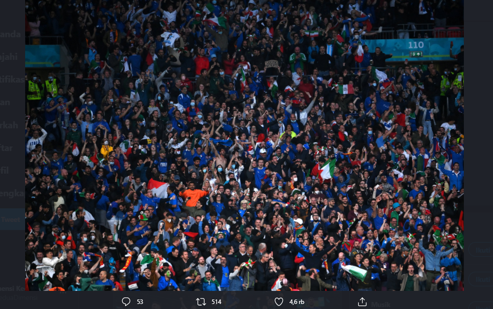 Para suporter Italia yang menyaksikan timnya berlaga kontra Spanyol di Euro 2020.