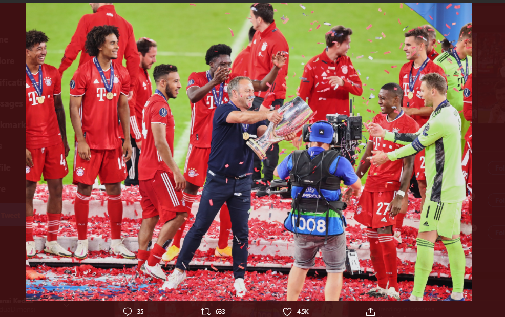 Pelatih Bayern Munchen, Hansi Flick, merayakan gelar Piala Super Eropa bersama para pemainnya, Kamis (24/9/2020)