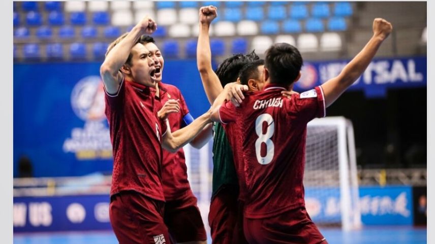 Para pemain timnas futsal Thailand merayakan gol yang membalikkan kedudukan atas Irak pada Piala Asia Futsal 2022 di Kuwait, September 2022.