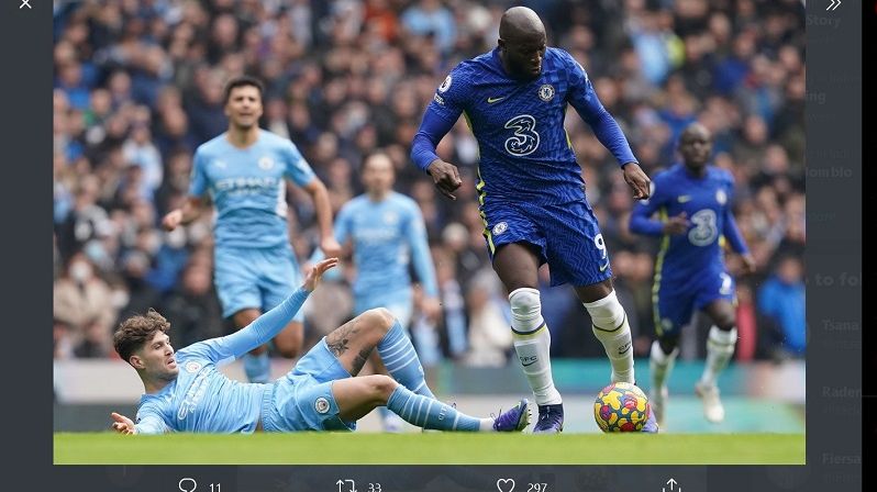 Penyerang Chelsea, Romelu Lukaku, saat menghadapi Manchester City, Sabtu (15/1/2022).