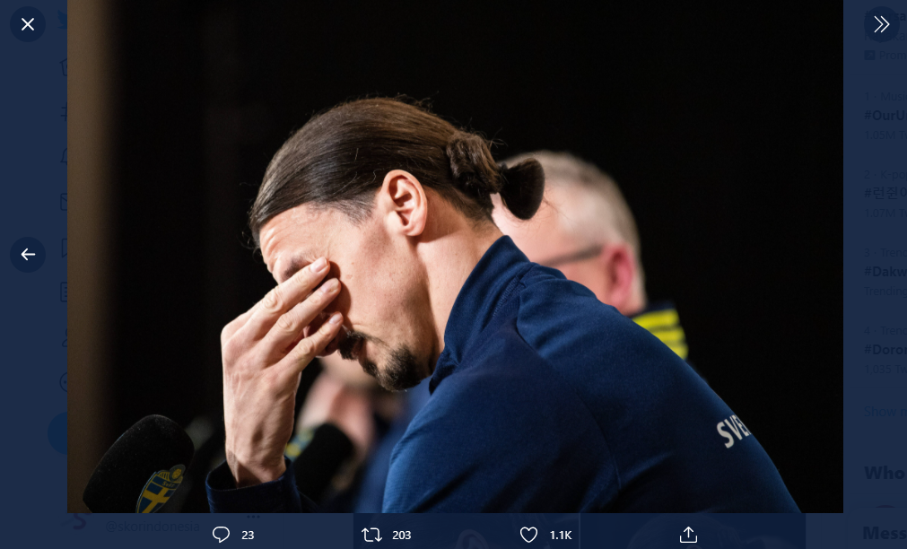 Penyerang gaek Zlatan Ibrahimovic menangis saat konferensi pers bersama timnas Swedia, Senin (22/3/2021).