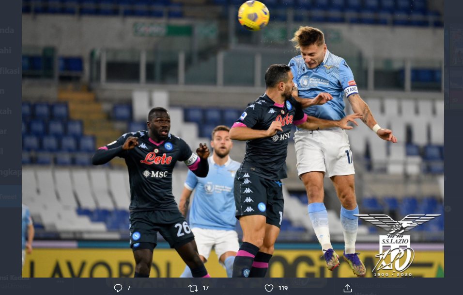 Ciro Immobile menyundul bola pada laga Lazio vs Napoli, Minggu 20 Desember 2020.